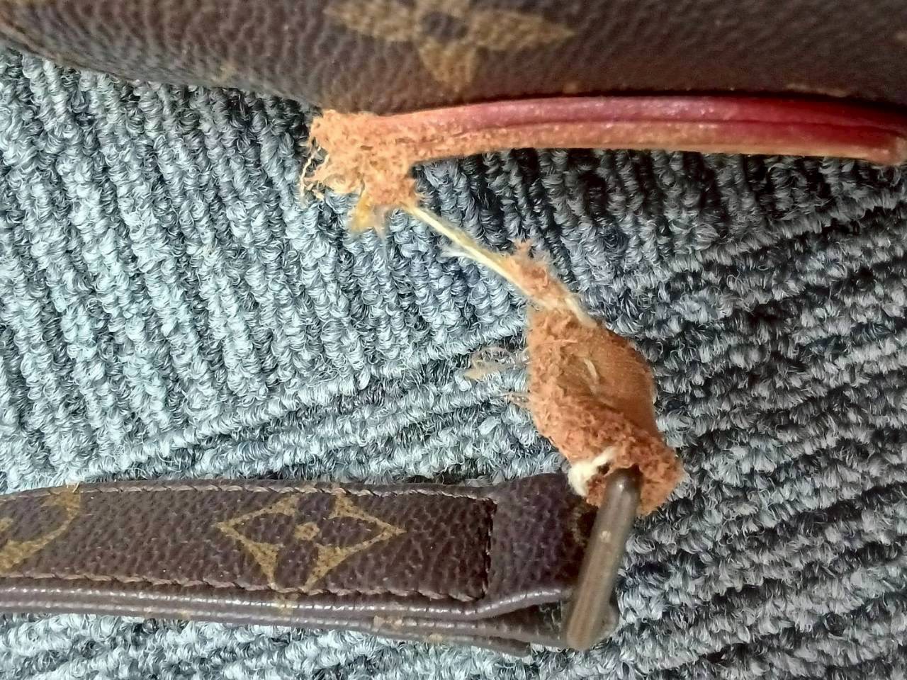 ハンドルがちぎれたブランドバッグ