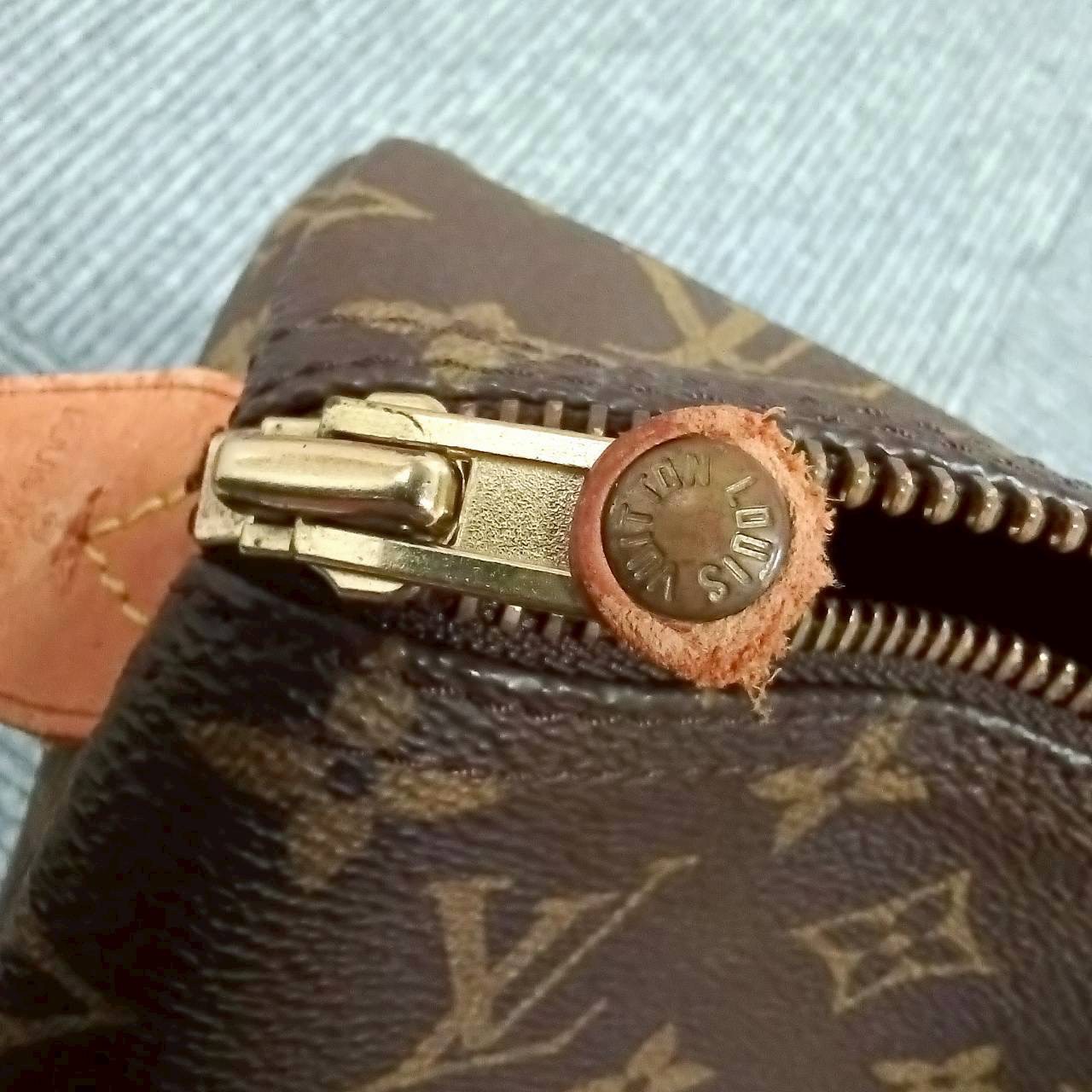 角が擦り切れたブランドバッグ